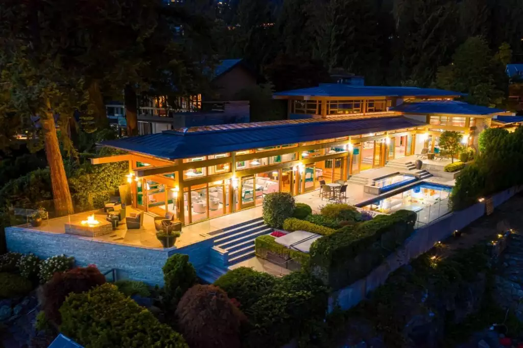 real estate video in 3190 Travers Ave