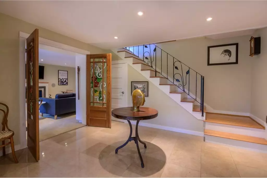 real estate video in 4260 Delbrook Ave